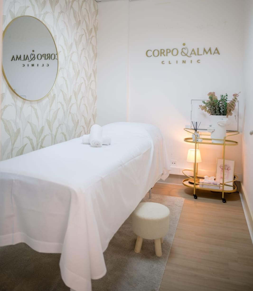Gabinete de tratamentos da Corpo & Alma Clinic, com marca dourada na parede