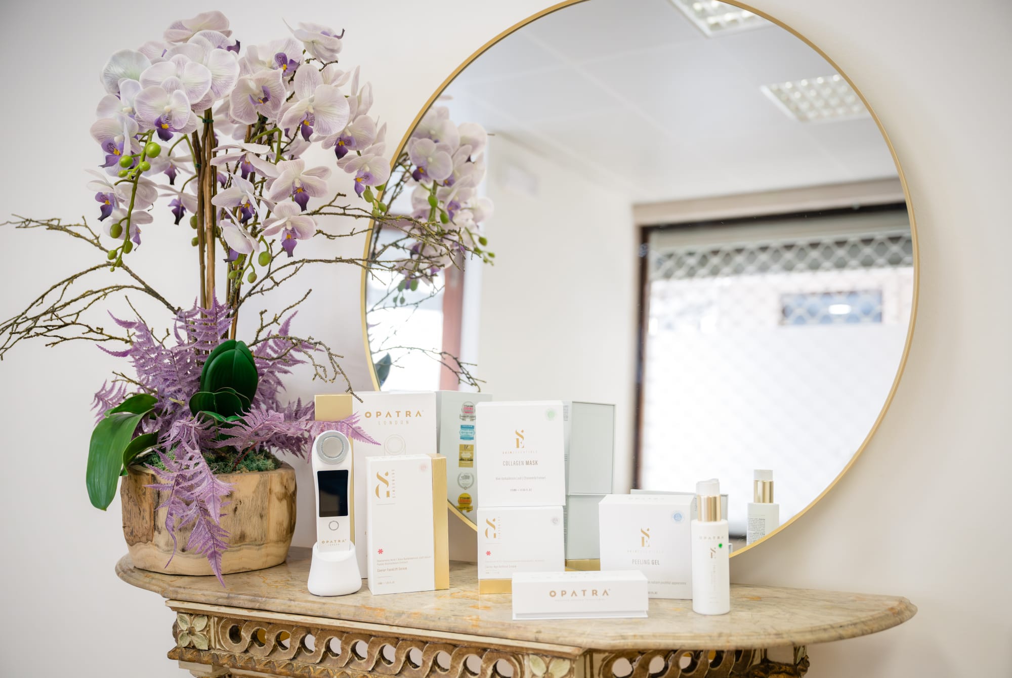 Dispositivo e produtos Opatra usados no rejuvenescimento facial da Corpo & Alma Clinic