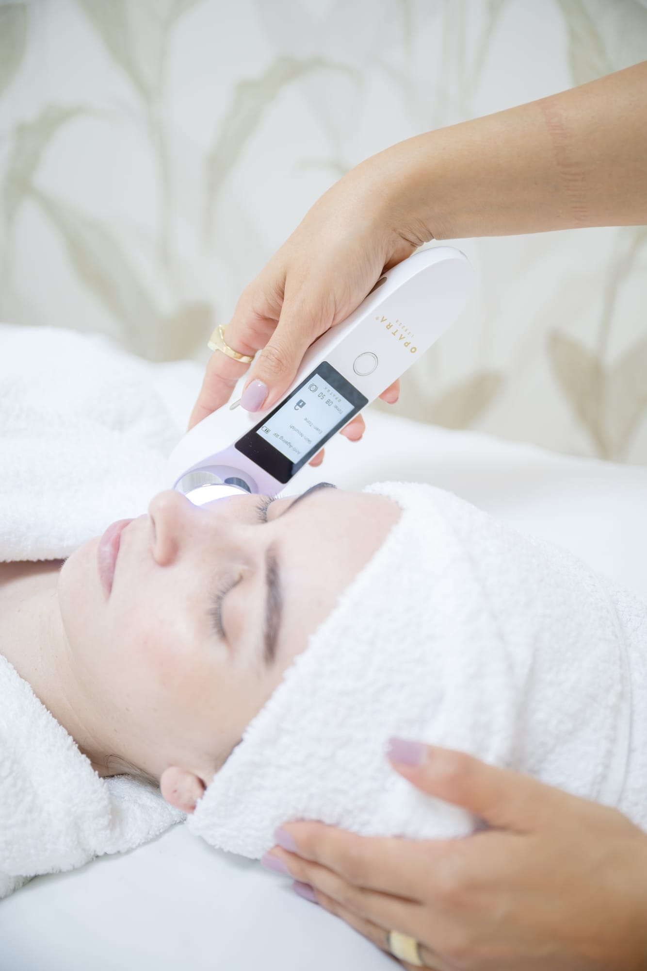 Tratamento facial de rejuvenescimento com dispositivo de luz na Corpo & Alma Clinic