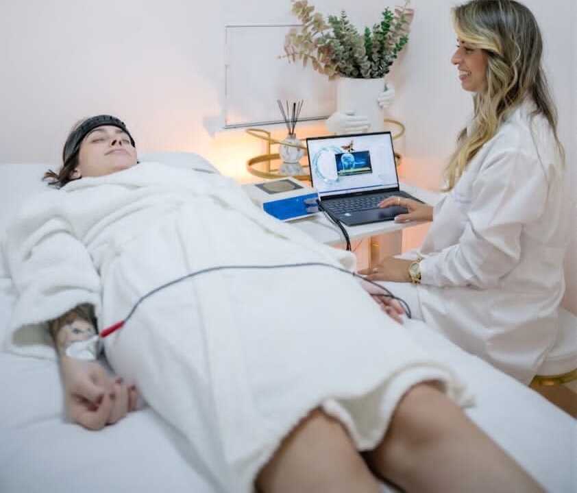 Sessão de terapia quântica numa sala clara da clínica