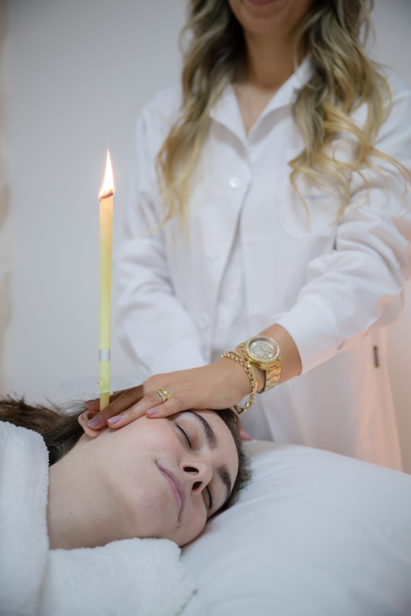 Sessão de termo-auricular realizada por terapeuta
