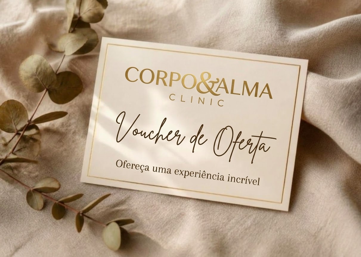 Voucher presente da Corpo & Alma Clinic em cartão creme com detalhe dourado